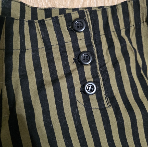 Striped Ruffle Capri Pants - Picture 4 of 4